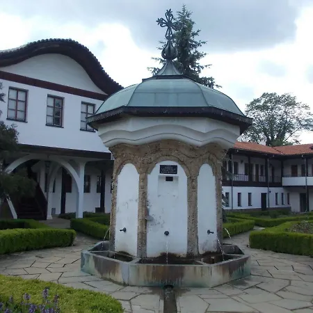 Unique Art House For 10 With Near Nature - къщата на художника Kmetovți